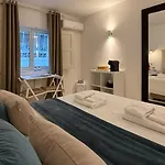 Πανσιόν Sofeelings Piso 1, Baixa De *